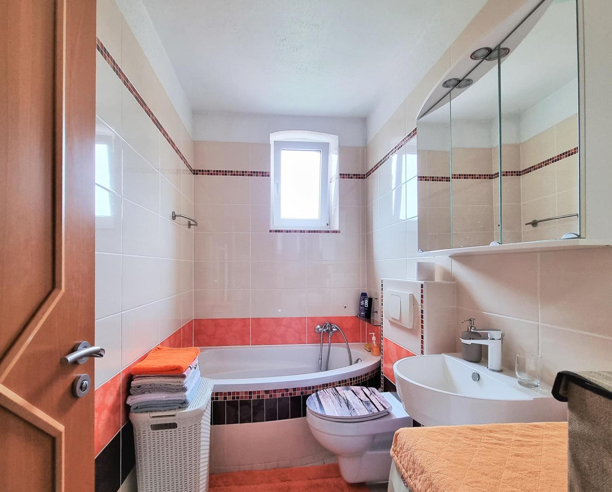 Appartement Bayreuth, Grosse Im Haus Mit Kunst, 3 Schlafzimmer, Kueche, Parkplatz *